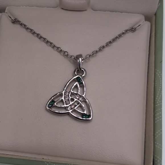 Solvar Tara Silver and Green Trinity Knot Necklace - Picture 3 of 6